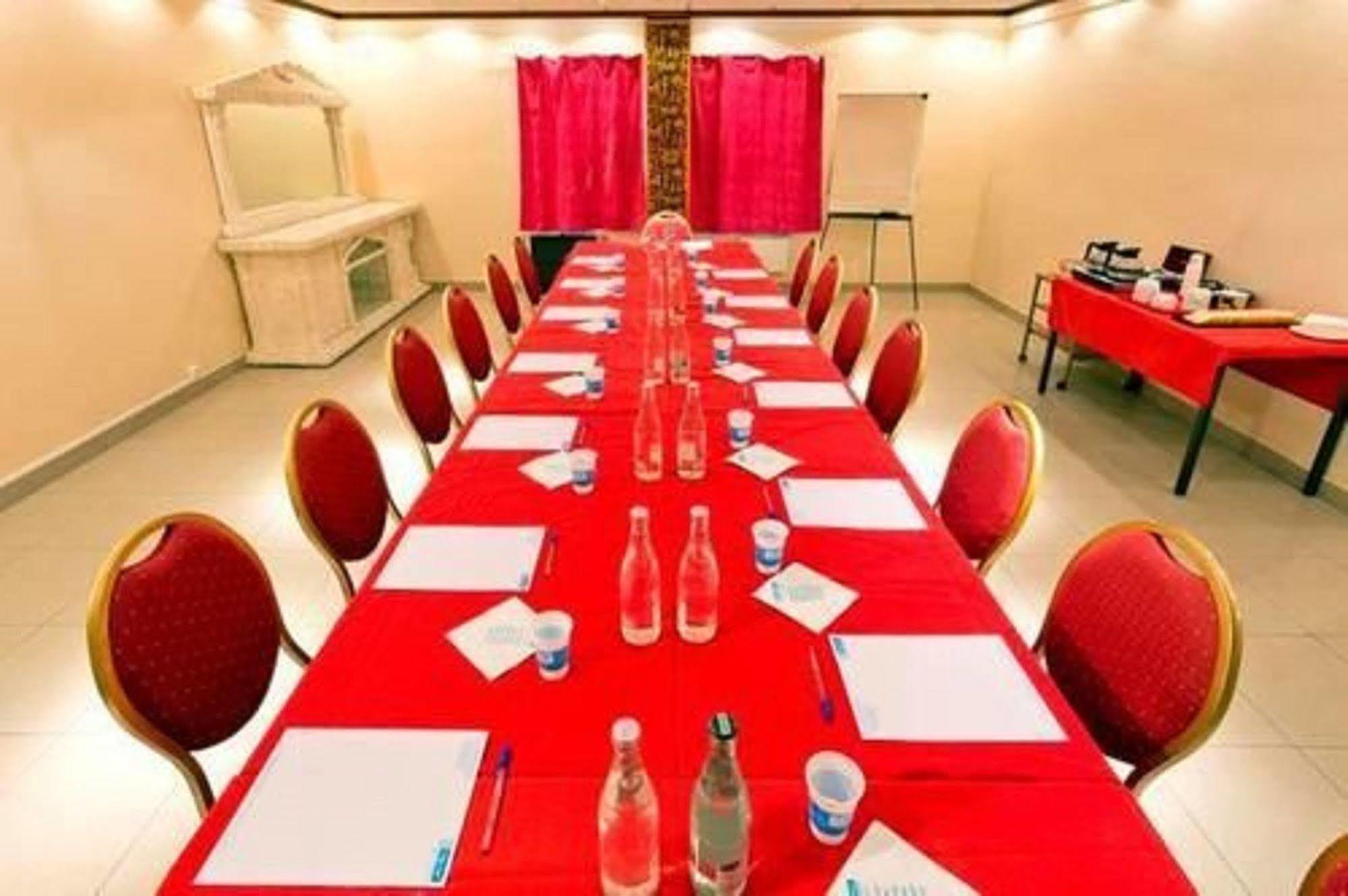 Ibis Styles Paris Hippodrome De Vincennes Hotel Жоанвил-льо-Пон Екстериор снимка